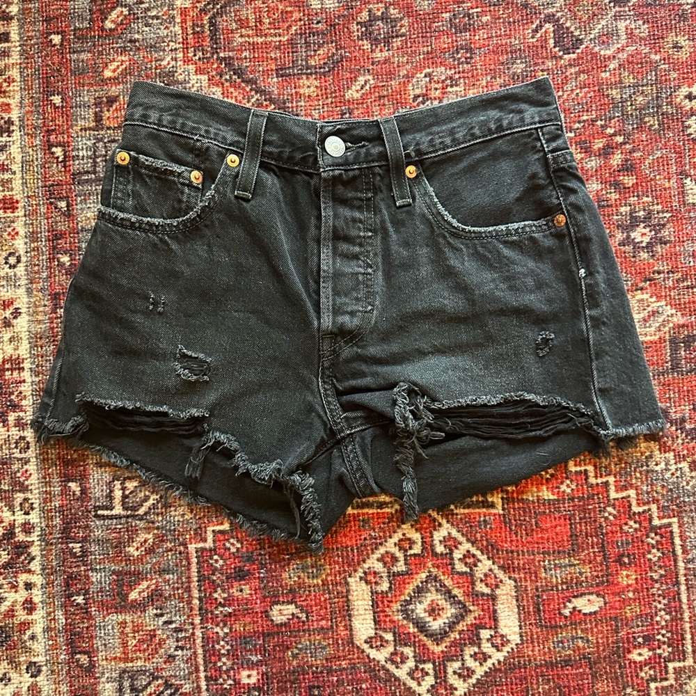 LEVI’S 501 BLACK SHORTS